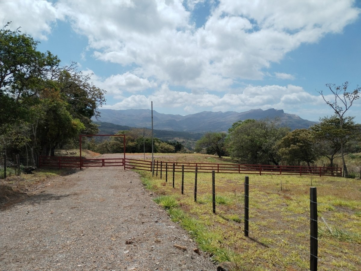 Vistas a la montaña desde un gran terreno en Santa Fe