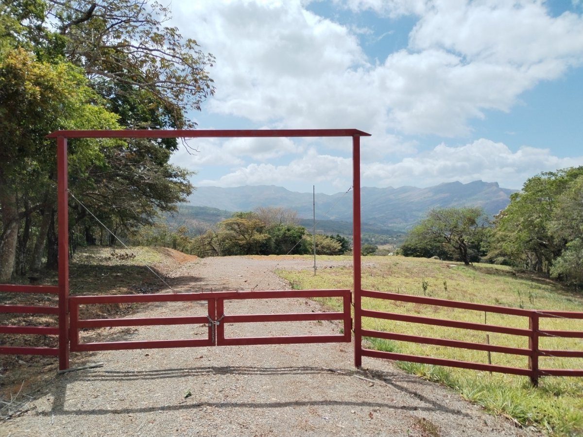 Vistas a la montaña desde un gran terreno en Santa Fe