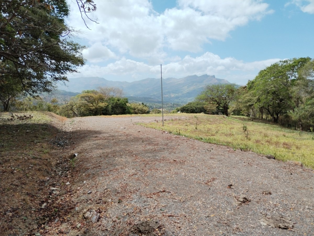 Vistas a la montaña desde un gran terreno en Santa Fe