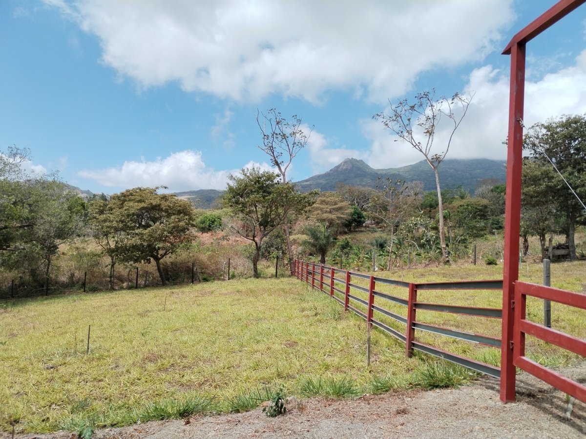 Mountain views from large lot in Santa Fe