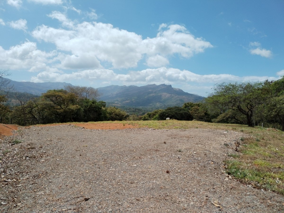 Mountain views from large lot in Santa Fe