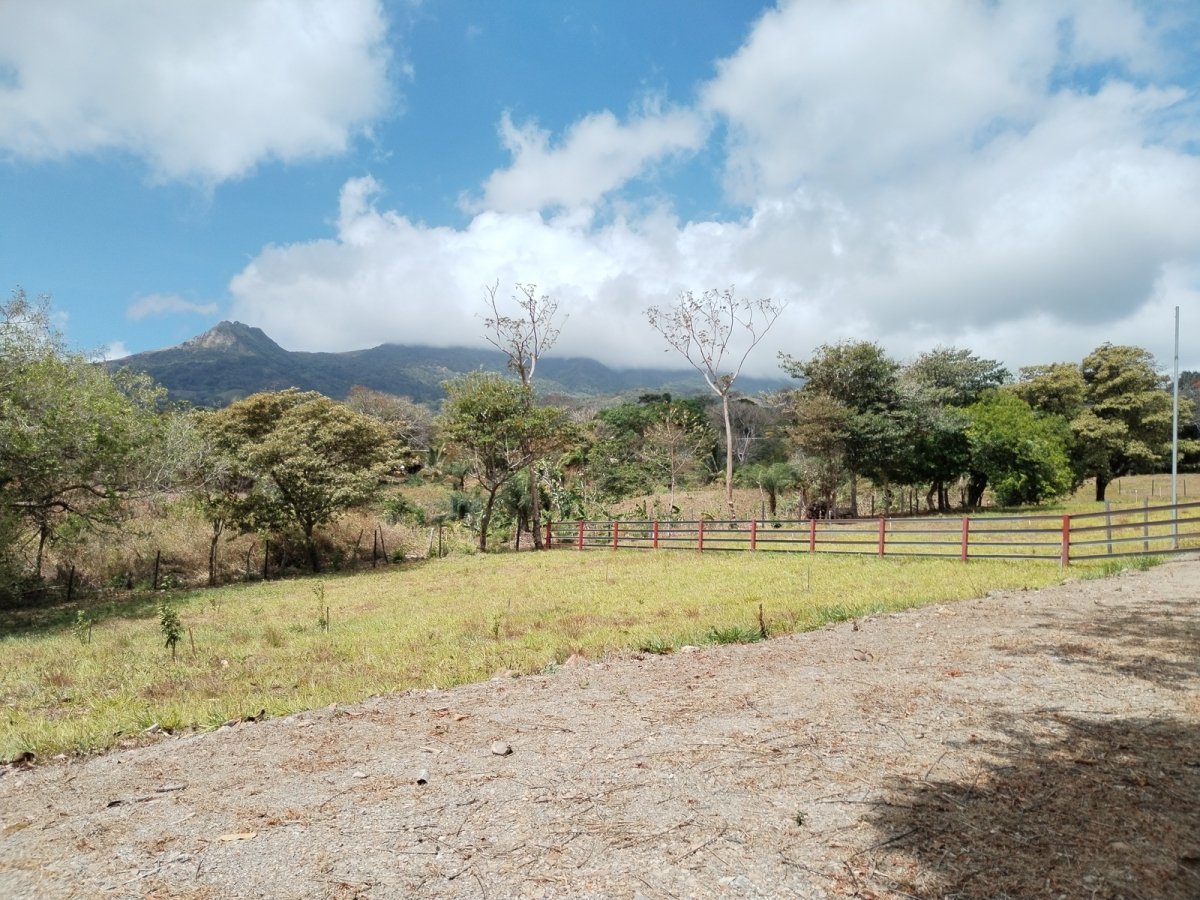 Mountain views from large lot in Santa Fe