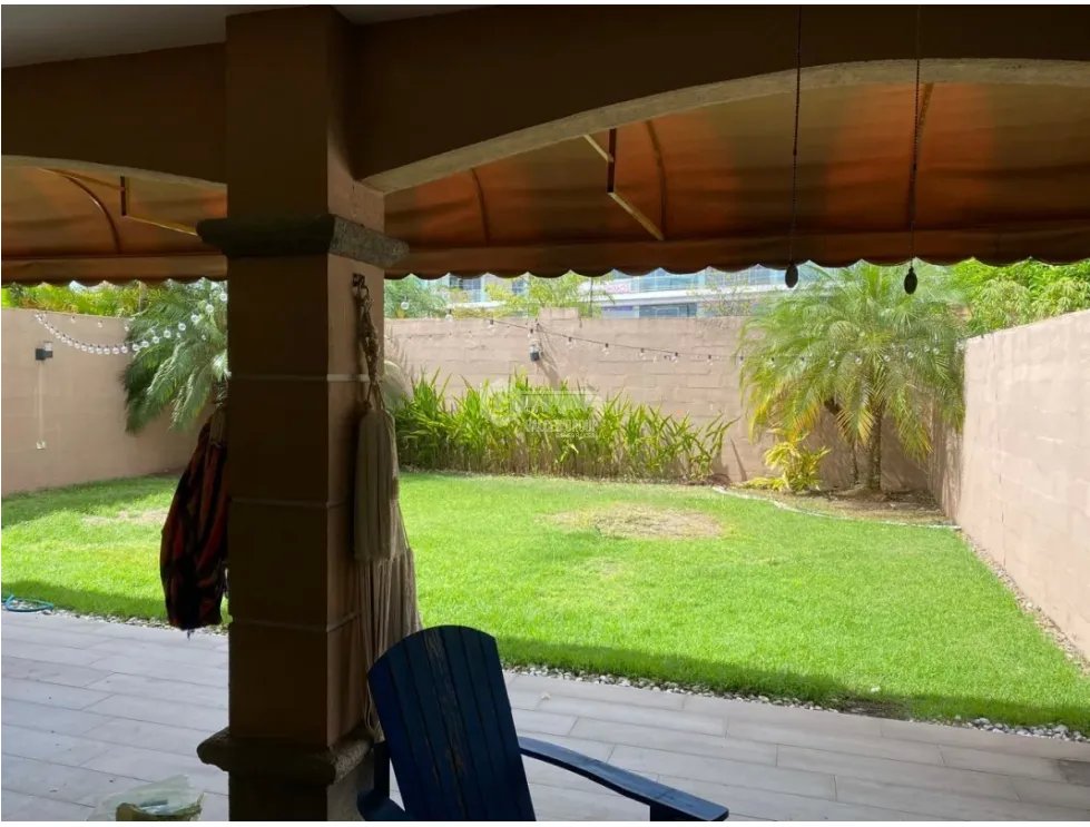 SE VENDE CASA EN VERSALLE I DE 4 HABITACIONES 300M CON TERRAZA