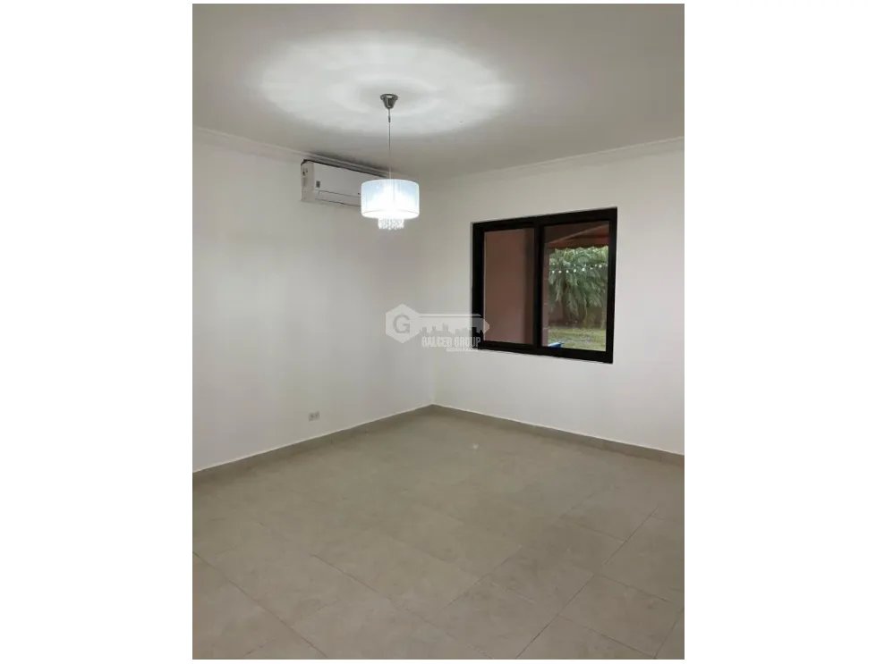 SE VENDE CASA EN VERSALLE I DE 4 HABITACIONES 300M CON TERRAZA