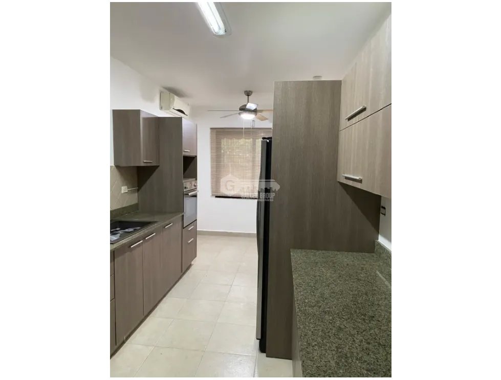 SE VENDE CASA EN VERSALLE I DE 4 HABITACIONES 300M CON TERRAZA