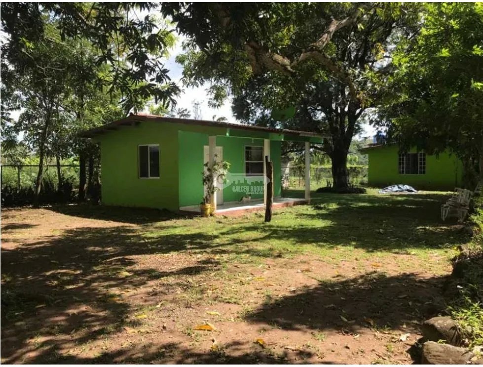 SE VENDE FINCA CON  3 CASAS A LA ORILLA DEL RIO 5 HECTAREAS EN CHAME