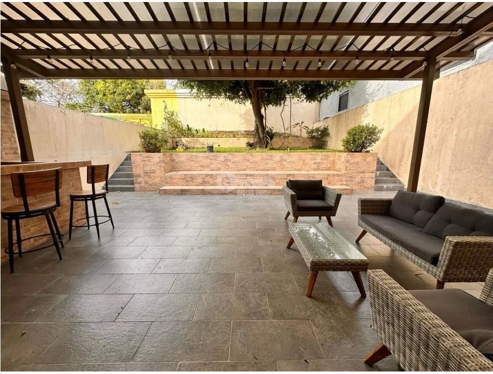 SE VENDE CASA EN ALTOS DEL BOSQUE 320 M2 CON AMPLIA TERRAZA