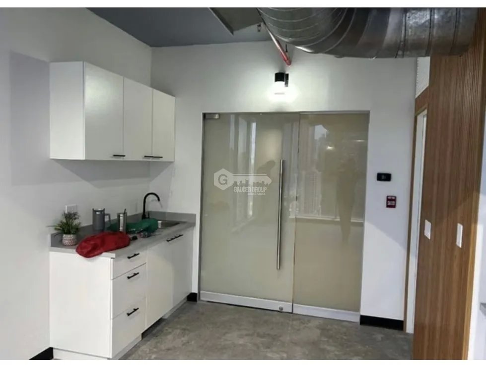 SE ALQUILA OFICINA OBARRIO TWIST TOWER 74M CON DIVISIONES PISO ALTO