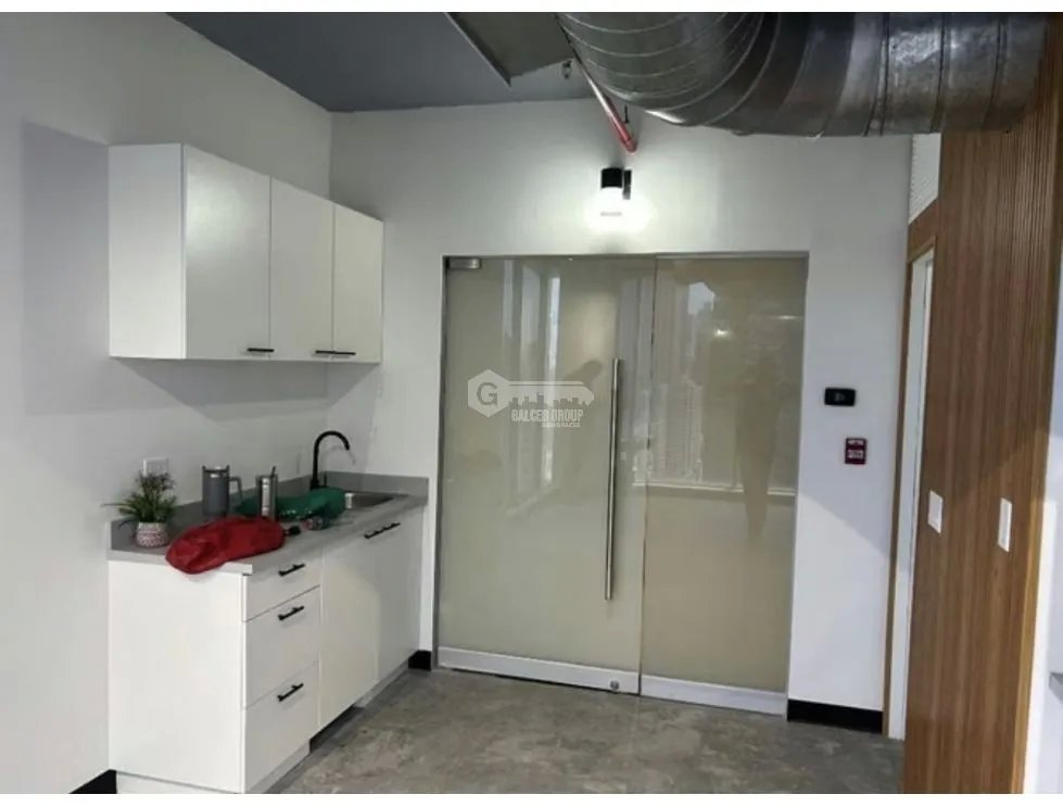 OFICINA / OBARRIO / TWIST TOWER / 74M / CON DIVISIONES / PISO ALTO