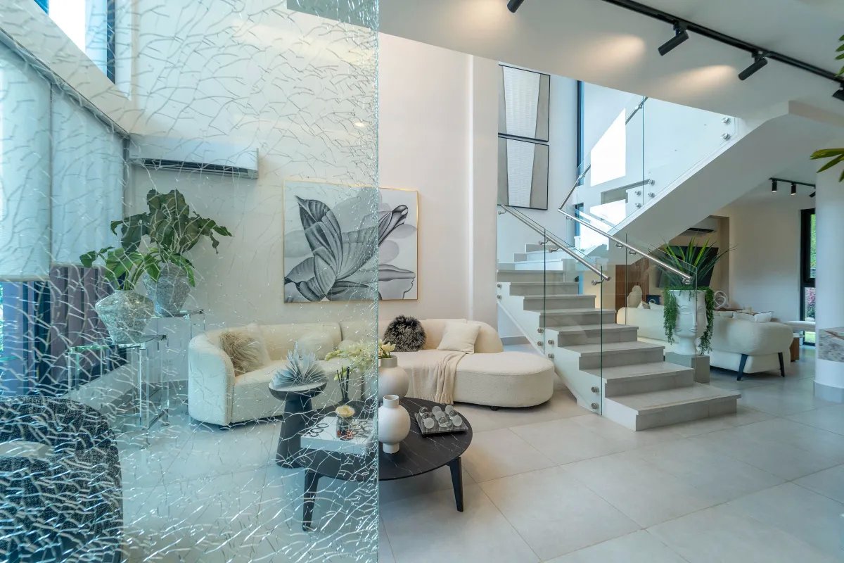 Lujo Sostenible Villa con Paneles Solares en Riverwalk – Green City