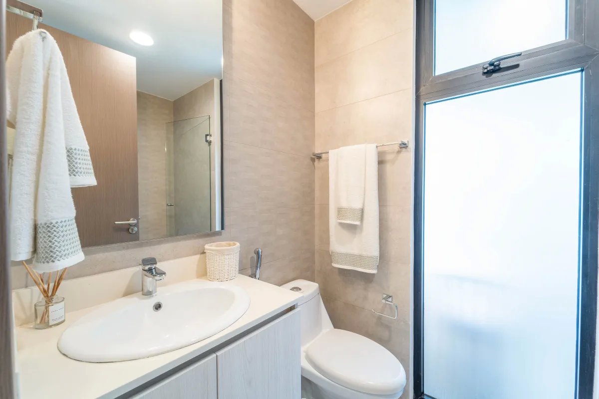 Lujo Sostenible Villa con Paneles Solares en Riverwalk – Green City