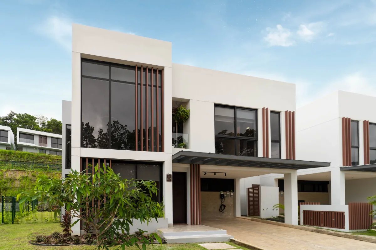Lujo Sostenible Villa con Paneles Solares en Riverwalk – Green City