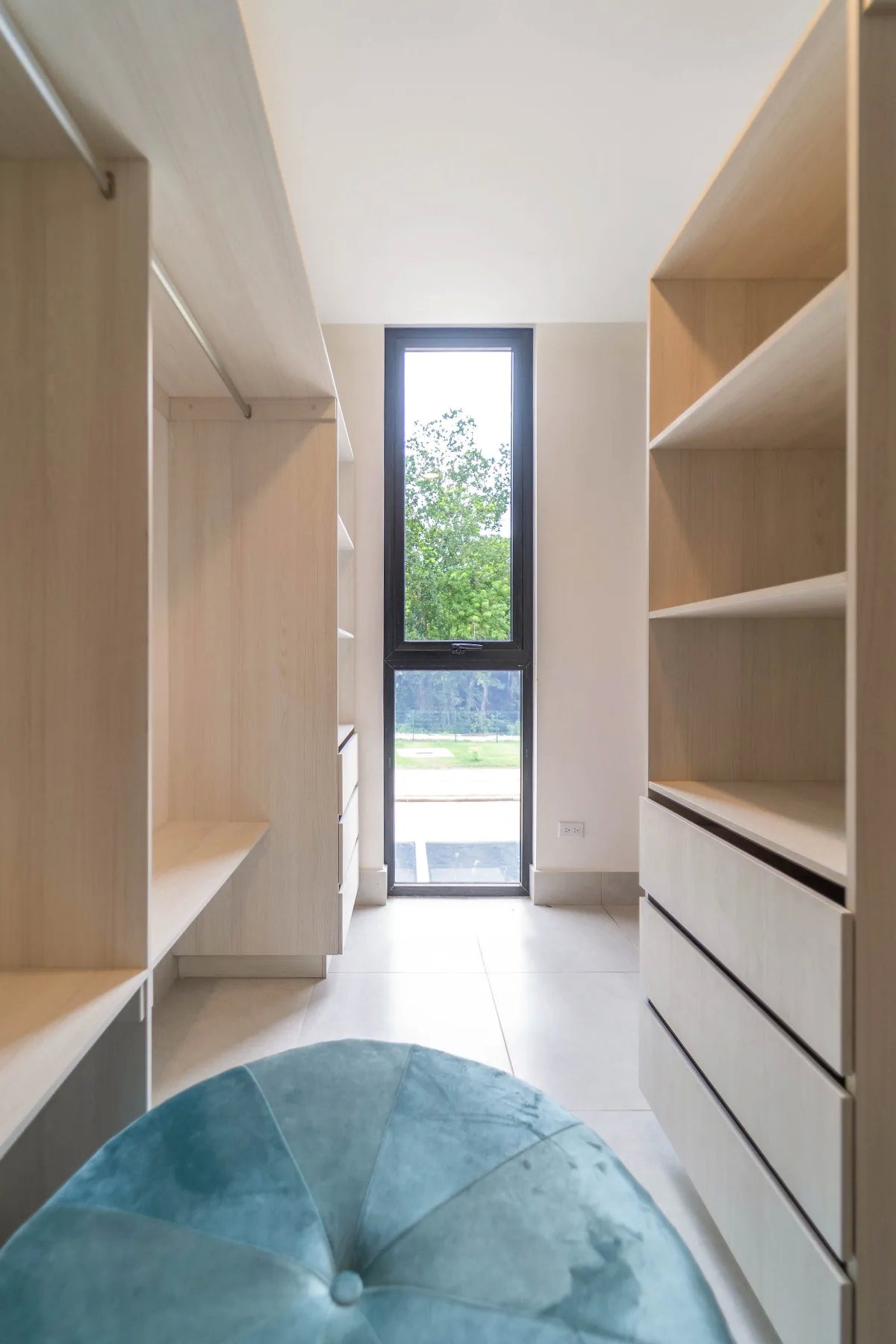Lujo Sostenible Villa con Paneles Solares en Riverwalk – Green City