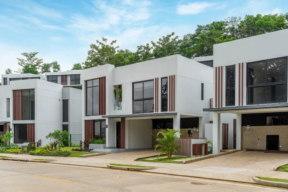 Lujo Sostenible Villa con Paneles Solares en Riverwalk – Green City