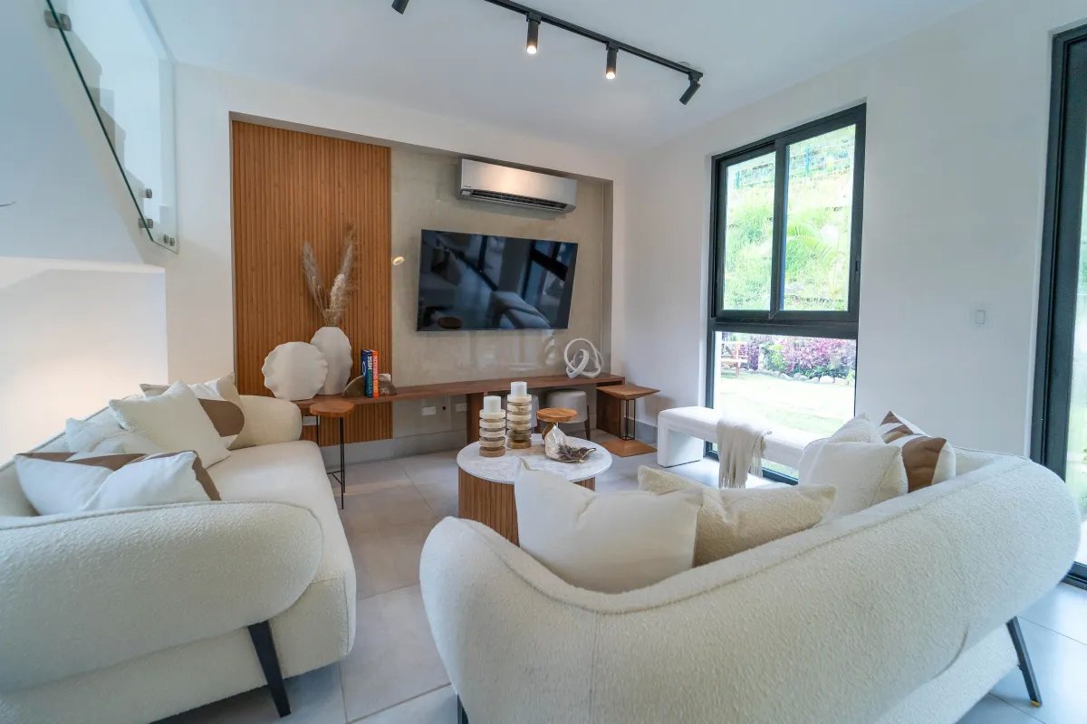 Lujo Sostenible con Gran Terreno! Villa en Riverwalk – Green City
