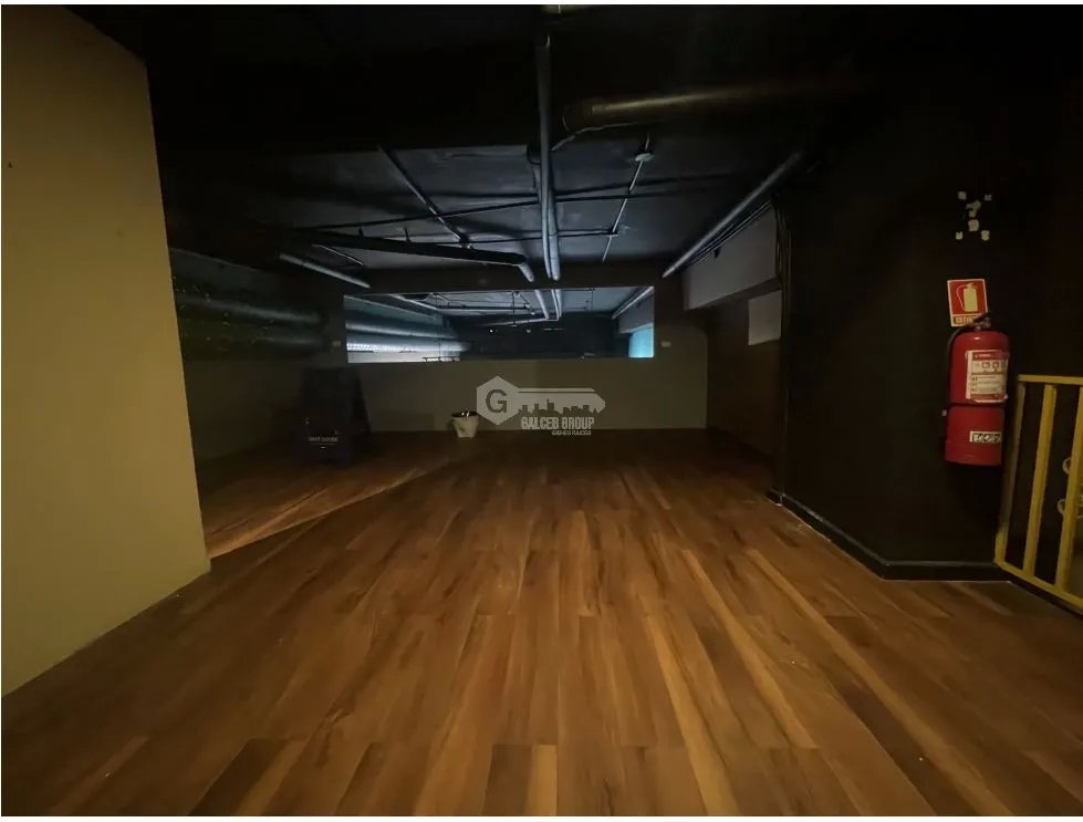 FOR LEASE: MODERN COMMERCIAL SPACE IN CASCO VIEJO - 144 SQ M, 2 BATHROOMS, KITCHEN AND MEZZANINE