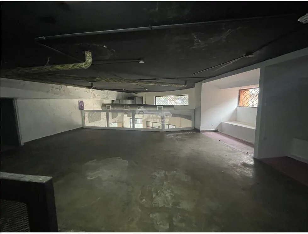 SE ALQUILA LOCAL EN CASCO VIEJO 240M 2 BAÑOS COCINA Y MEZZANINE
