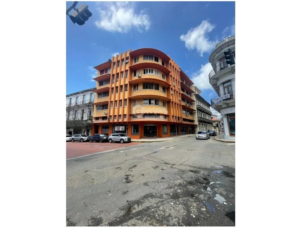 SE ALQUILA LOCAL EN CASCO VIEJO 240M 2 BAÑOS COCINA Y MEZZANINE