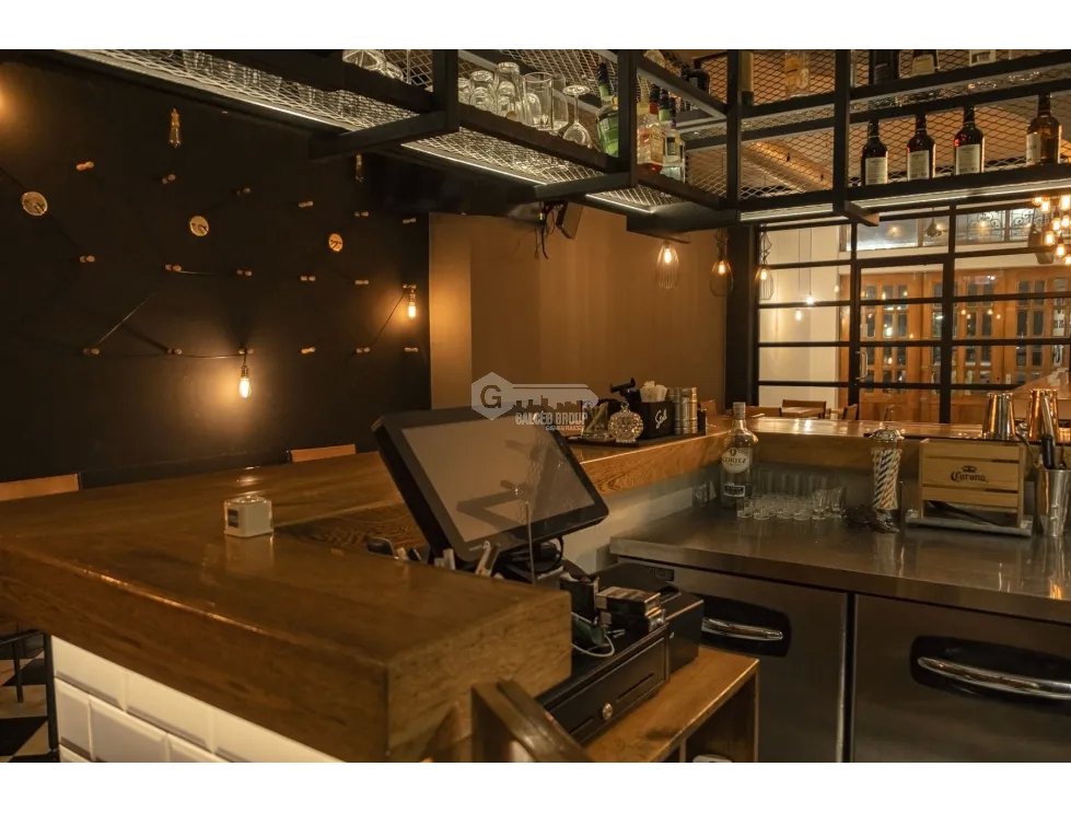 FOR LEASE: COMMERCIAL SPACE IN CASCO VIEJO 180M² 2 BATHROOMS KITCHEN AND STORAGE