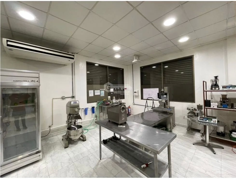 COMMERCIAL SPACE / SAN FRANCISCO / 270 SQ M / GROUND FLOOR / 2 BATHROOMS / PRIVATE OFFICE