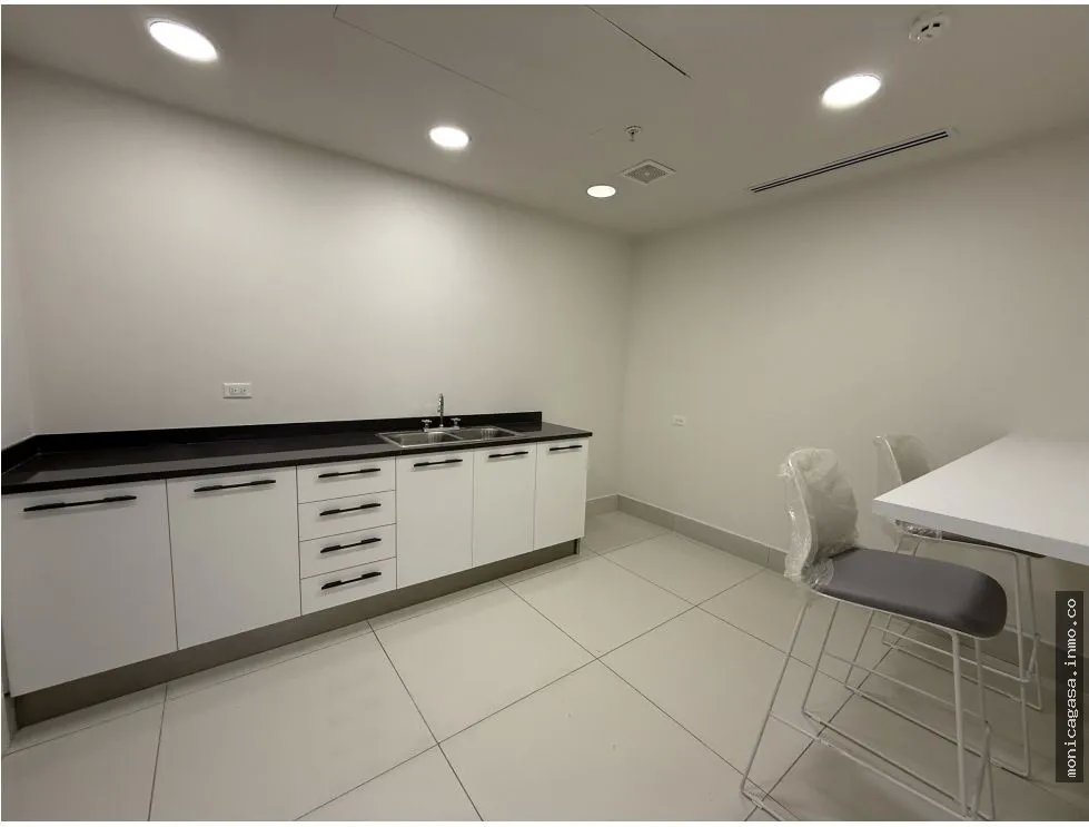 RENTAL – FURNISHED OFFICE IN FINANCIAL PARK, COSTA DEL ESTE