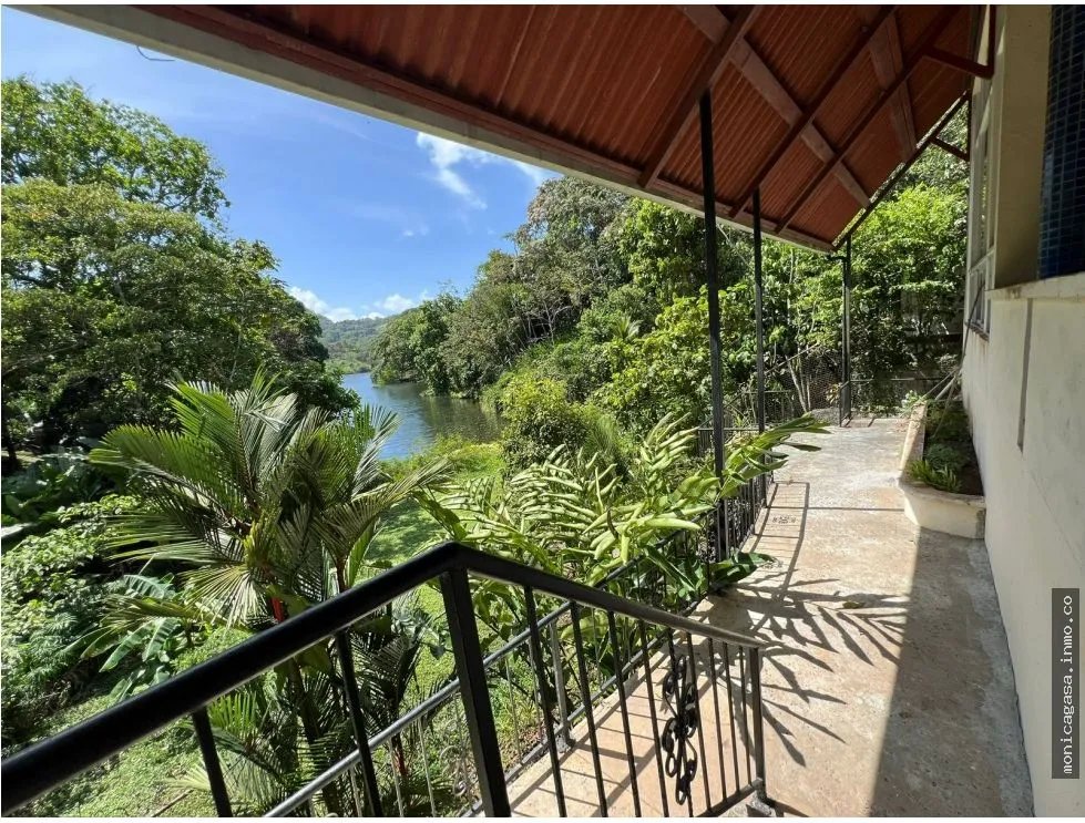 Venta – Propiedad con 2 Casas + Vista al Lago en Las Cumbres