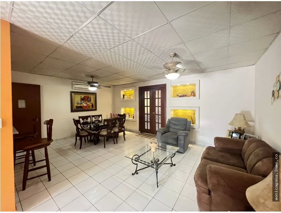 House for Sale in Residential Urbanization Las Lomas, Villa Lucre