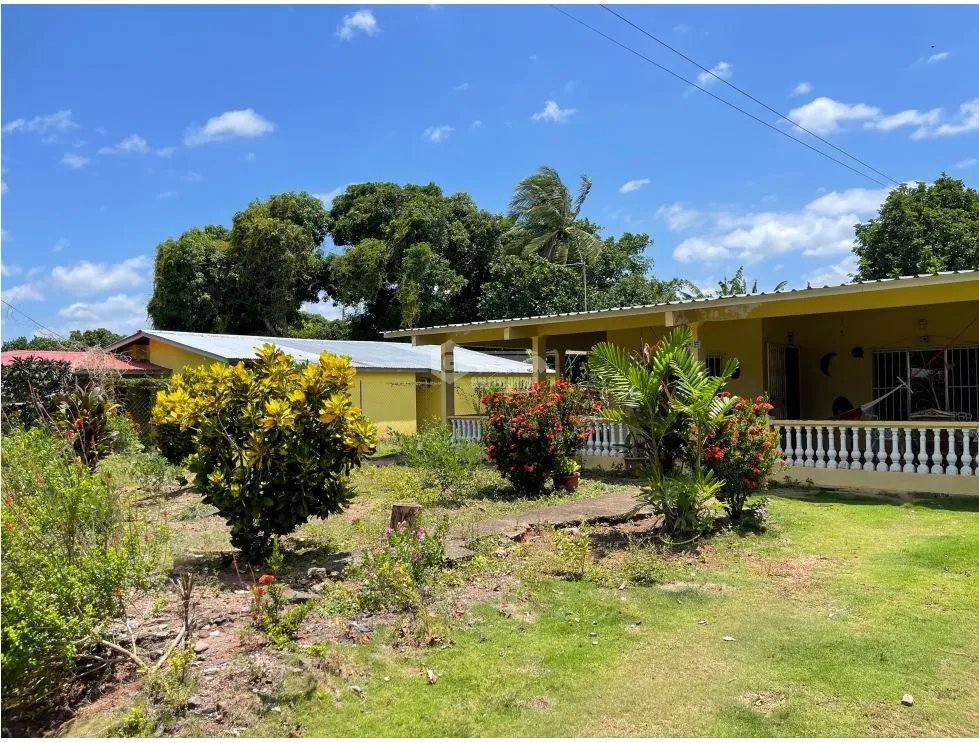 SE VENDE CASA EN CHORRERA LLANO LARGO 600 M2 CON AMPLIA TERRAZA