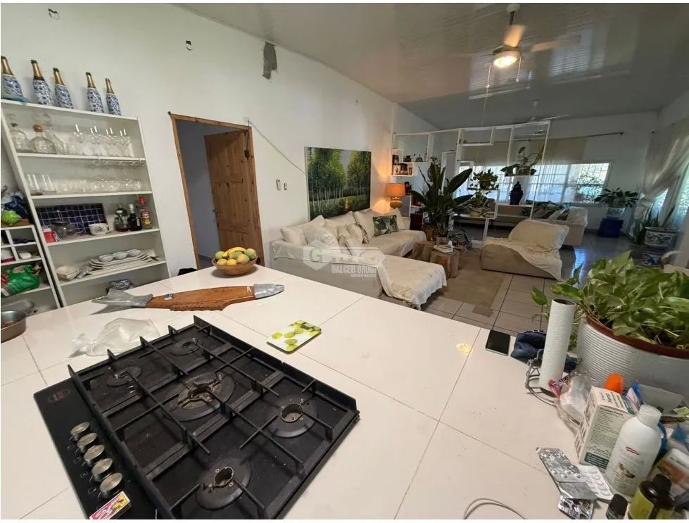 CORONADO / 1500M / 5 BEDROOM / 1 BLOCK FROM THE BEACH / SPACIOUS LOT