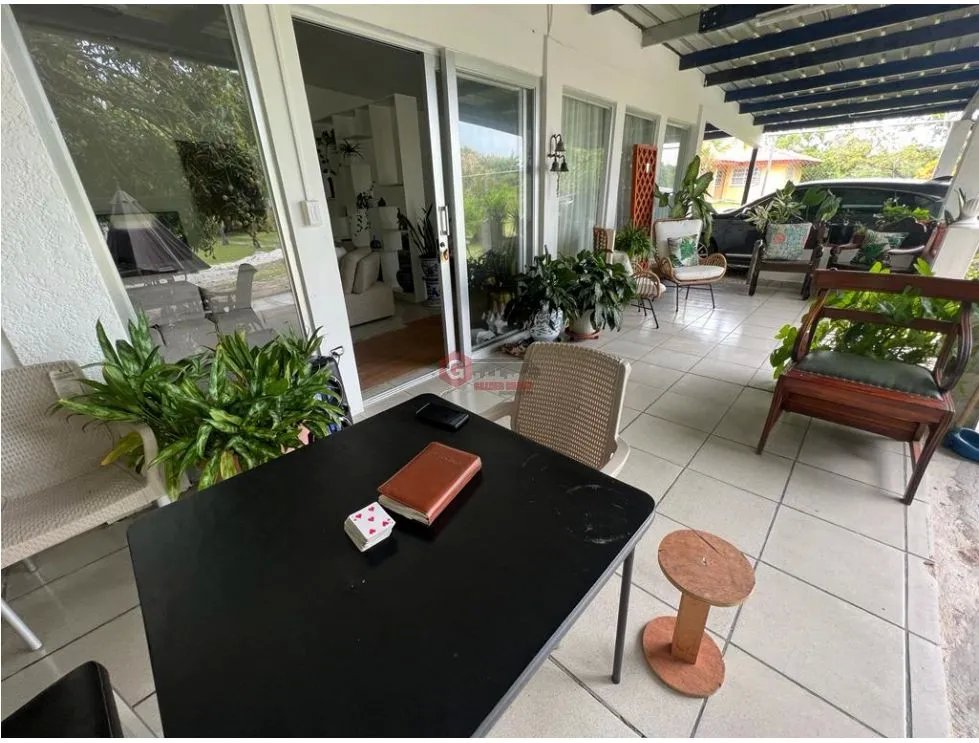 CORONADO / 1500M / 5 BEDROOM / 1 BLOCK FROM THE BEACH / SPACIOUS LOT