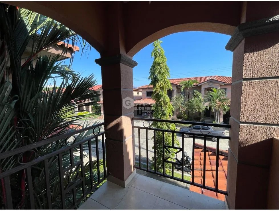 Two-Story House for Sale in Versalles - 186 sqm with Spacious Garden
