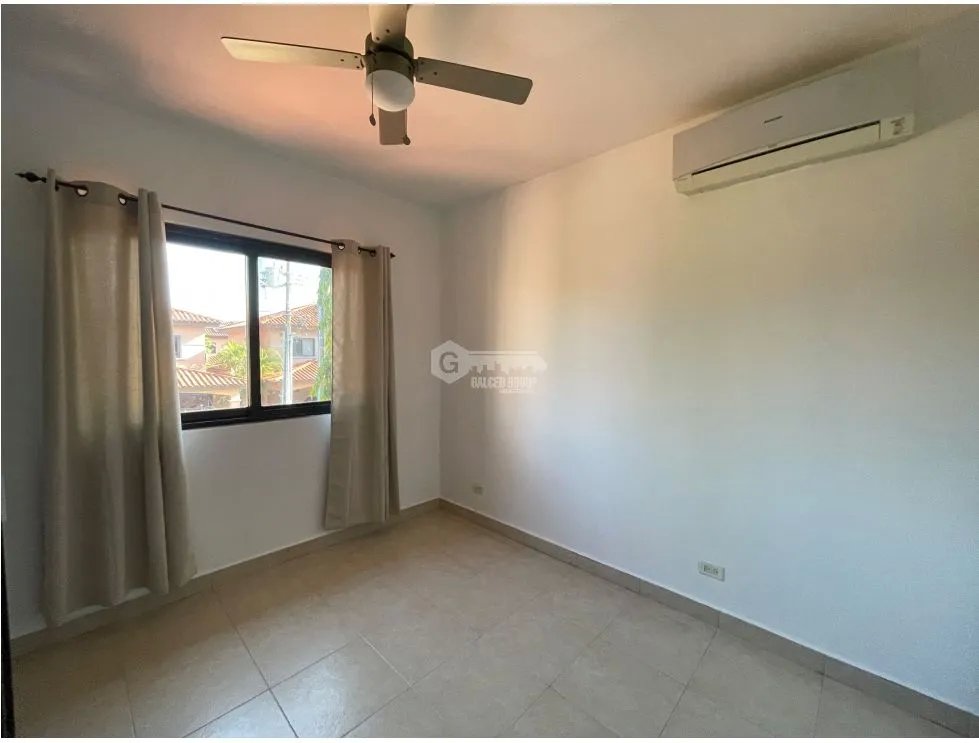 Two-Story House for Sale in Versalles - 186 sqm with Spacious Garden