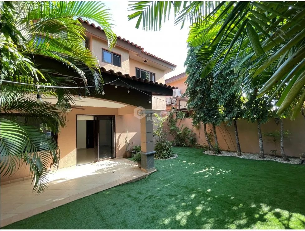 Two-Story House for Sale in Versalles - 186 sqm with Spacious Garden