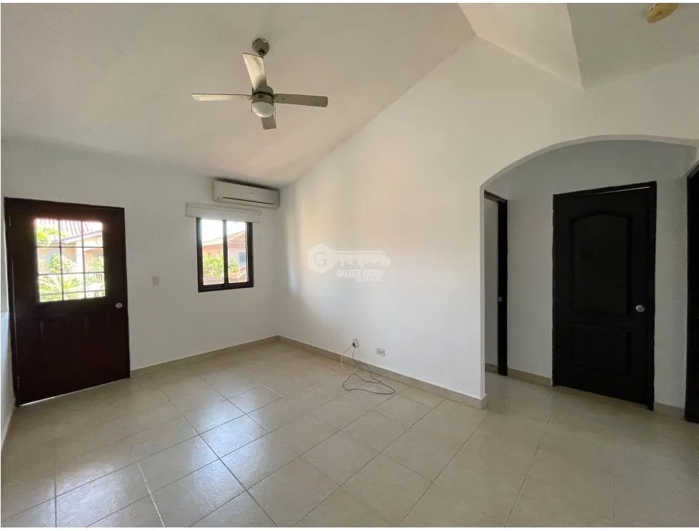 Two-Story House for Sale in Versalles - 186 sqm with Spacious Garden