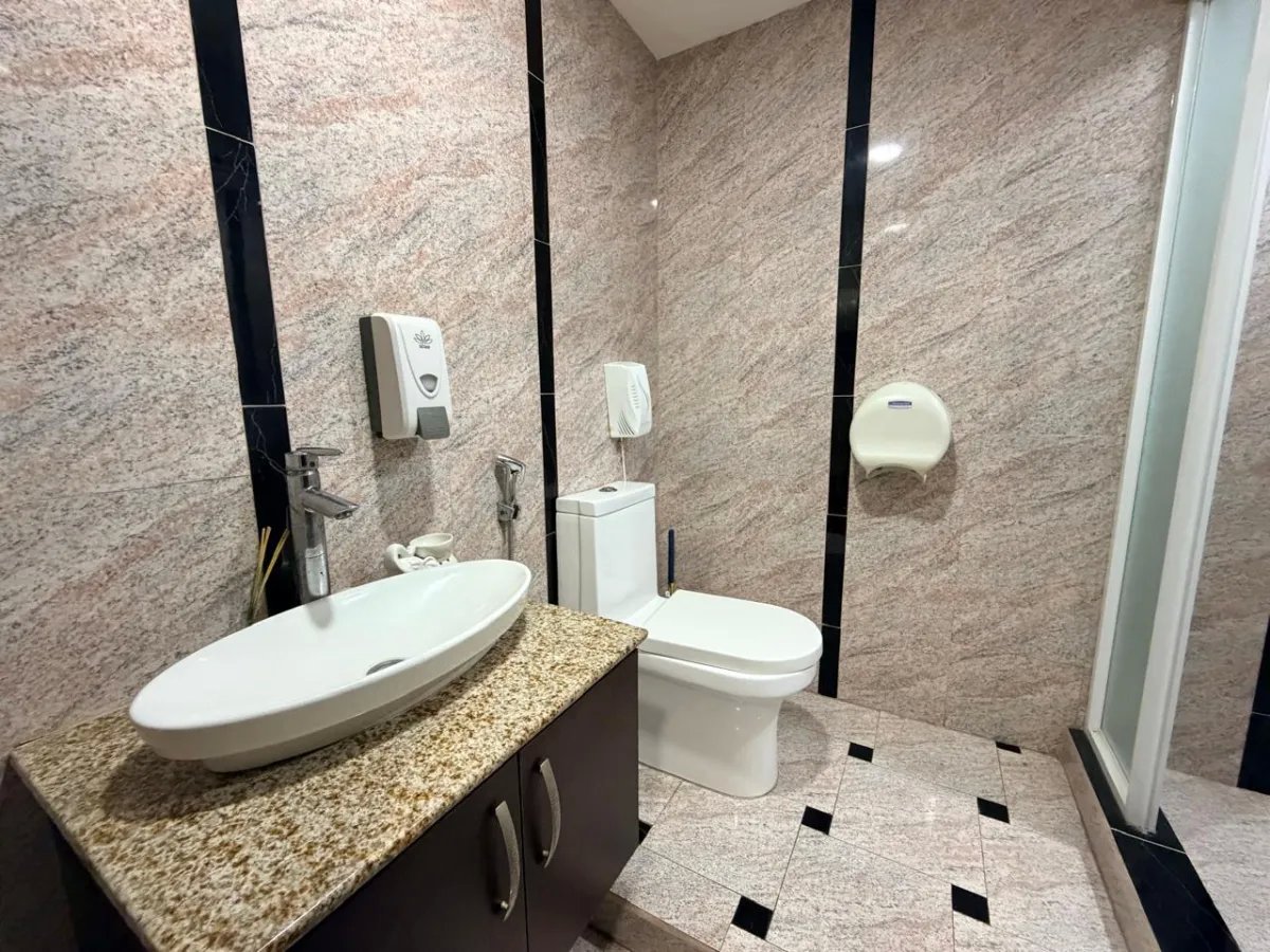 VENTA DE OFICINA EN OBARRIO AMUEBLADA Y LISTA PARA OPERAR