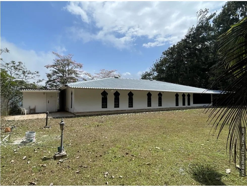 SE VENDE CASA EN CERRO AZUL