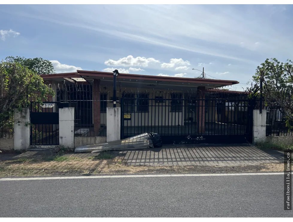 SE VENDE CASA (CIUDAD RADIAL)