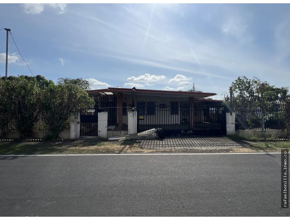 SE VENDE CASA (CIUDAD RADIAL)