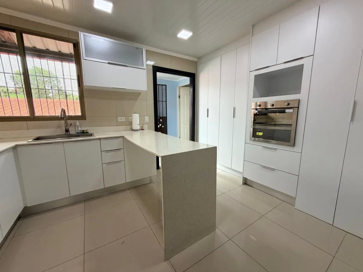 House for Sale with Pool in Villa Lucre