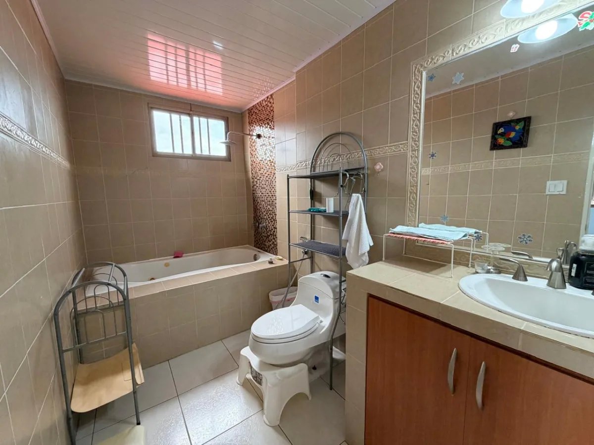 House for Sale with Pool in Villa Lucre