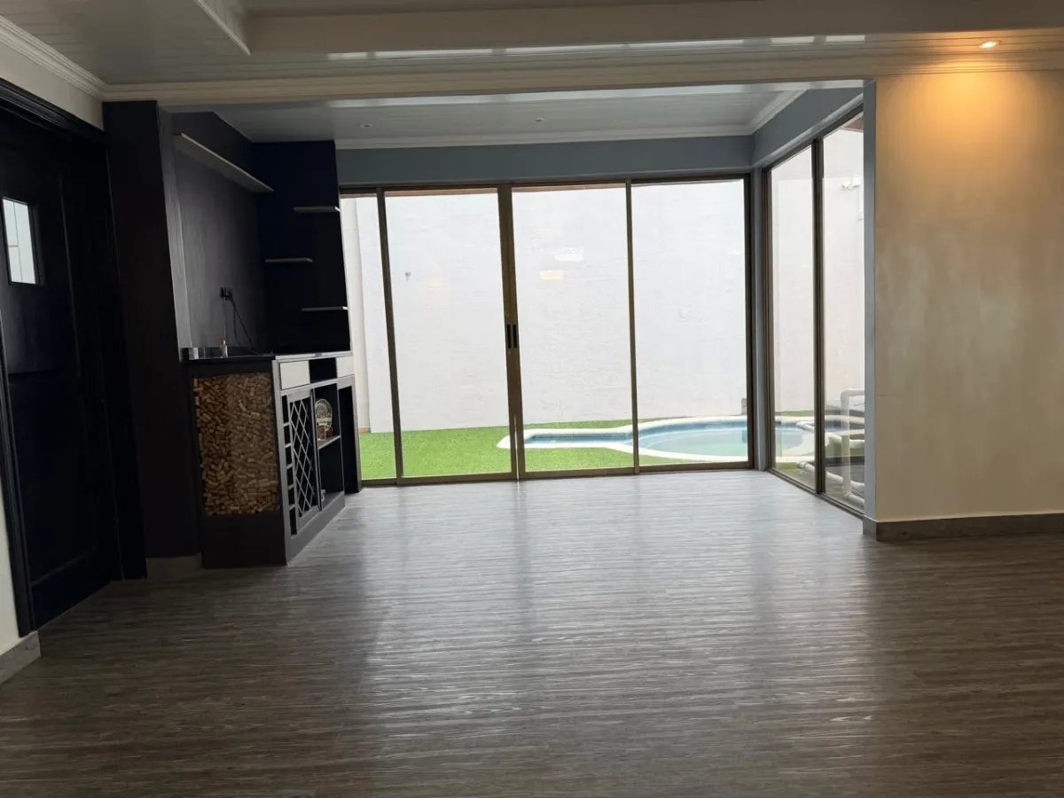 House for Sale with Pool in Villa Lucre