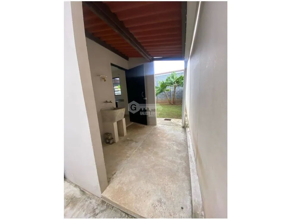 SE VENDE CASA 2 NIVELES EN LAS ARBOLEDAS LOS PINOS 180 M2 CON TERRAZA