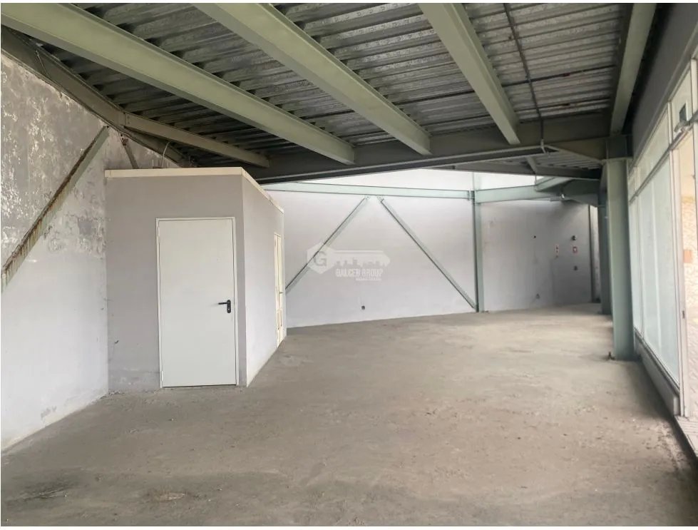 SE VENDE LOCAL 353 M2 EN PLAZA COMERCIAL LAS MAÑANITAS VIA PRINCIPAL