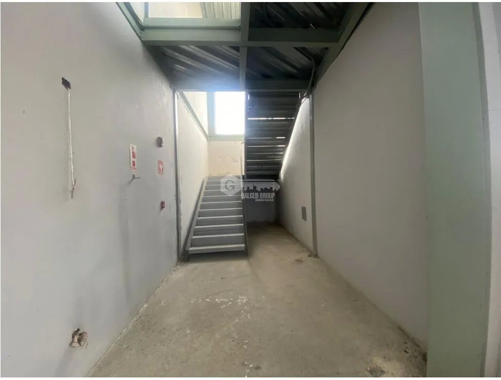 SE VENDE LOCAL 353 M2 EN PLAZA COMERCIAL LAS MAÑANITAS VIA PRINCIPAL