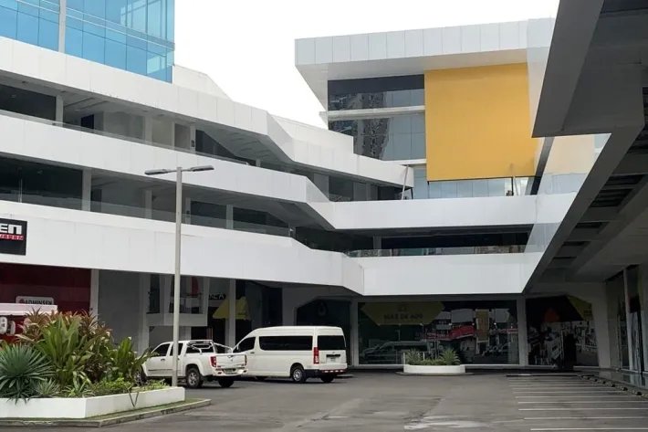 Alquiler de Local Comercial en Via Brasil.