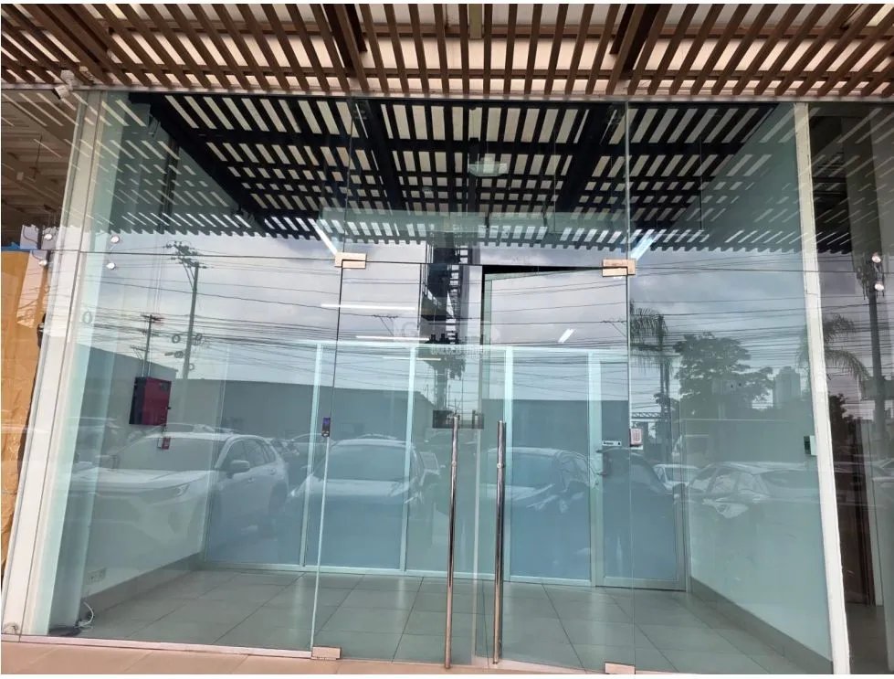 SE ALQUILA OFIBODEGA PLAZA DEL ESTE CENTER 398M DIVISIONES 2 NIVELES