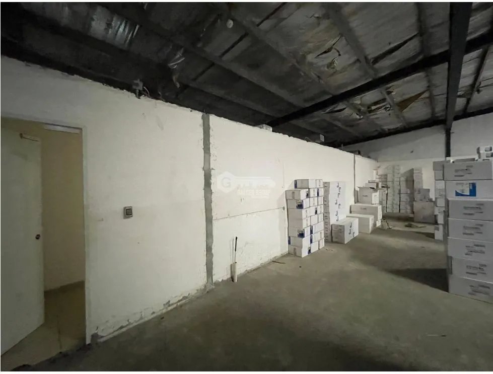 Warehouse for Sale Colón France Field 1,628 M² Space for 4 Containers