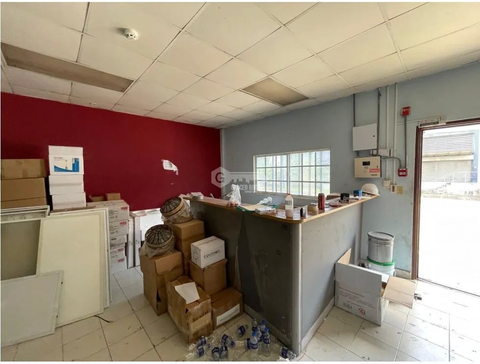 Warehouse for Sale Colón France Field 1,628 M² Space for 4 Containers