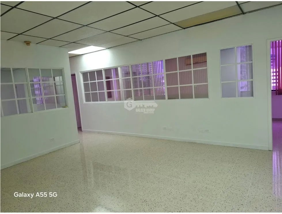 SE ALQUILA OFICINA BALBOA PLAZA AVE. BALBOA 53M CON DIVISIONES VACIA