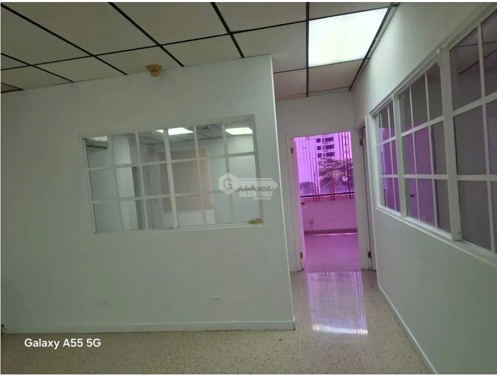 SE ALQUILA OFICINA BALBOA PLAZA AVE. BALBOA 53M CON DIVISIONES VACIA